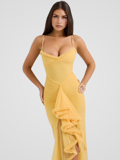 Vivienne | Vestido largo con volantes, detalles de encaje y abertura alta