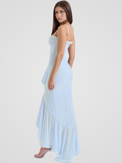 Vivienne | Vestido largo con volantes, detalles de encaje y abertura alta