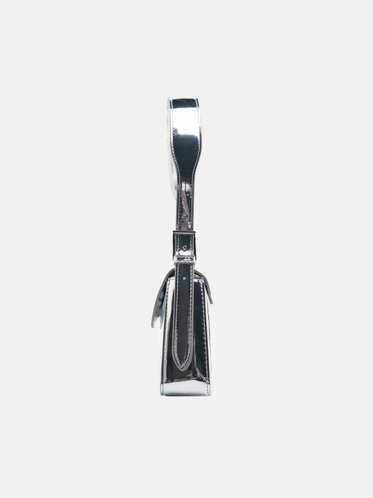 Bolso de hombro de cuero lacado metálico