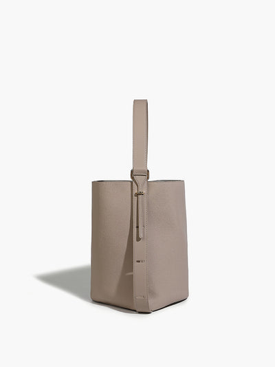 Bolso tipo cubo con correa ajustable