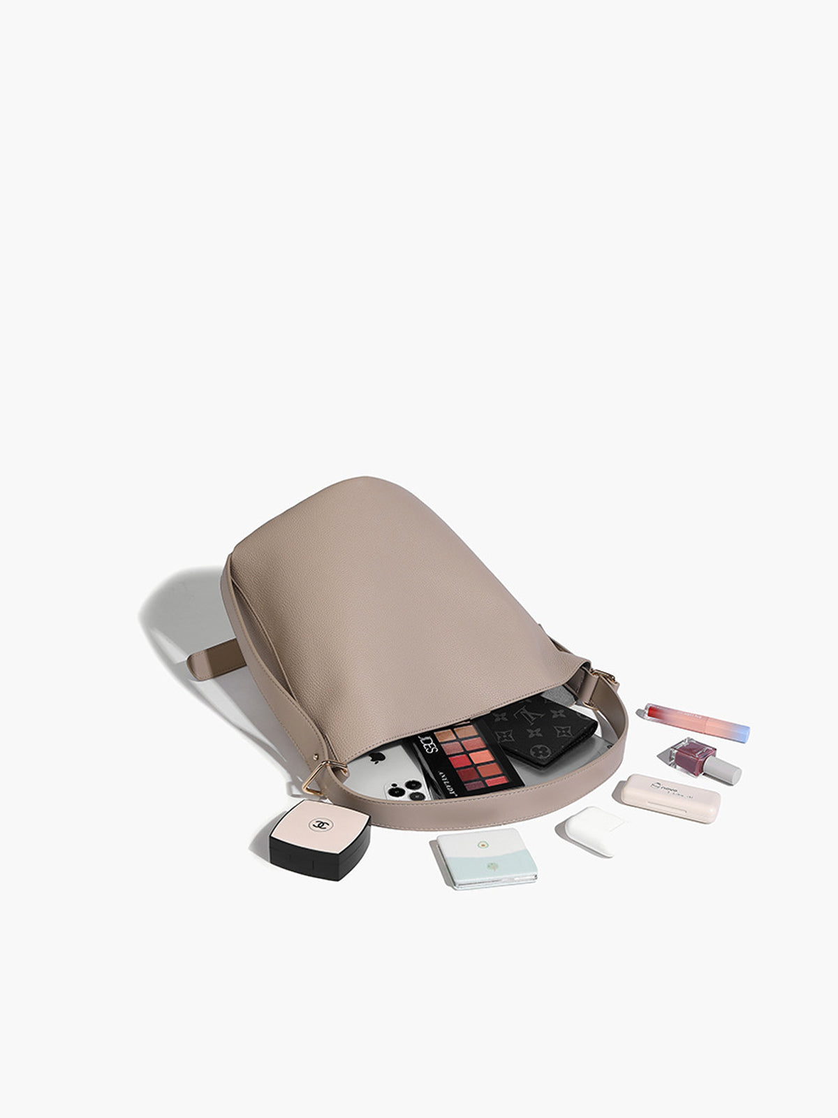 Bolso tipo cubo con correa ajustable