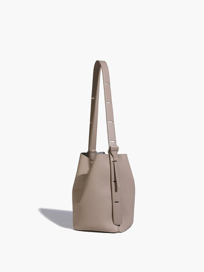 Bolso tipo cubo con correa ajustable
