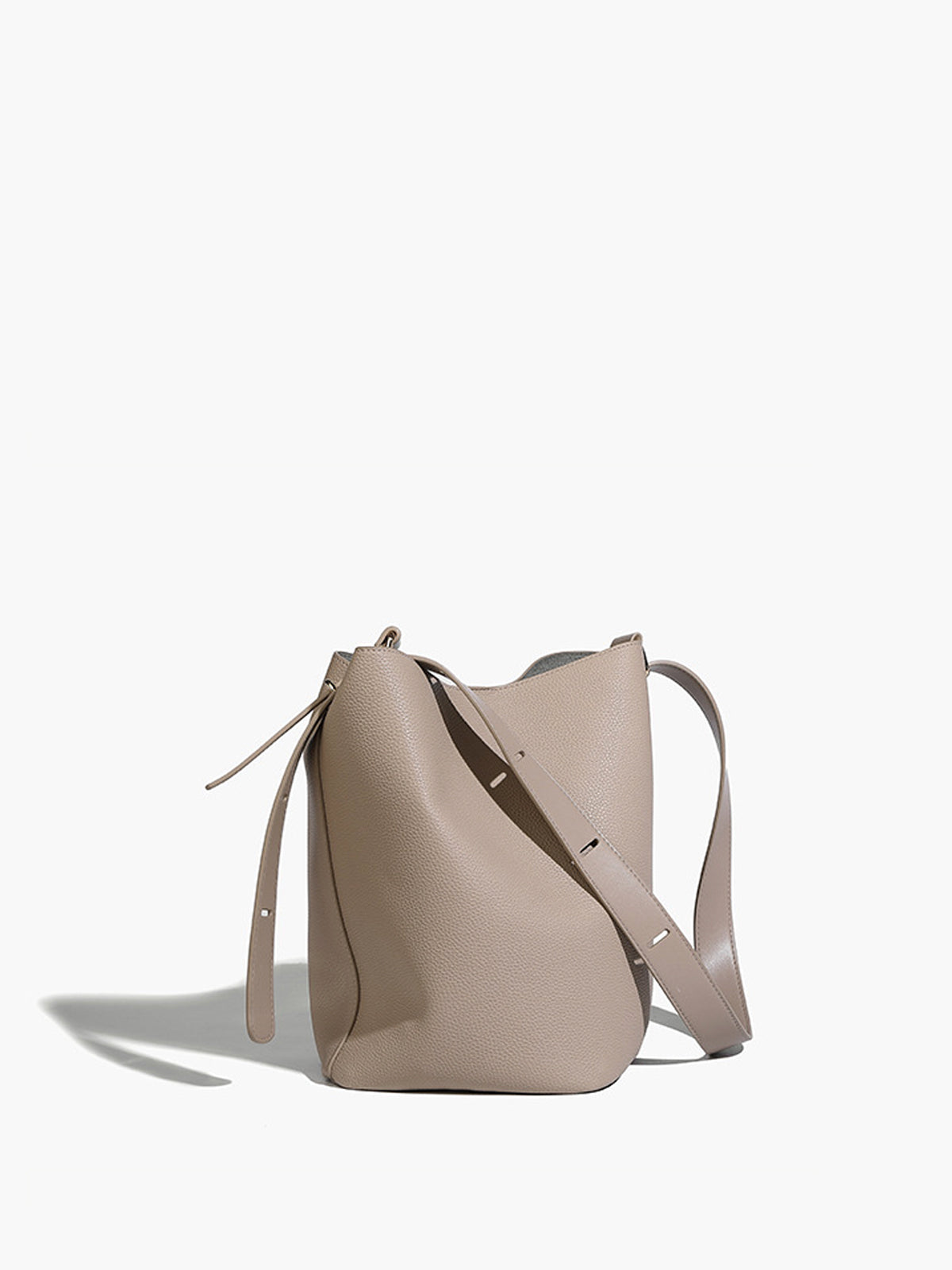 Bolso tipo cubo con correa ajustable
