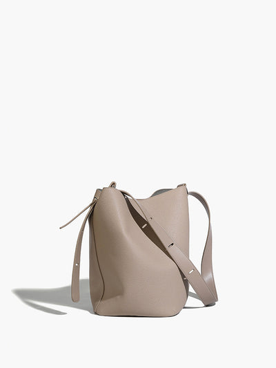 Bolso tipo cubo con correa ajustable