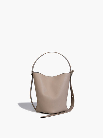 Bolso tipo cubo con correa ajustable