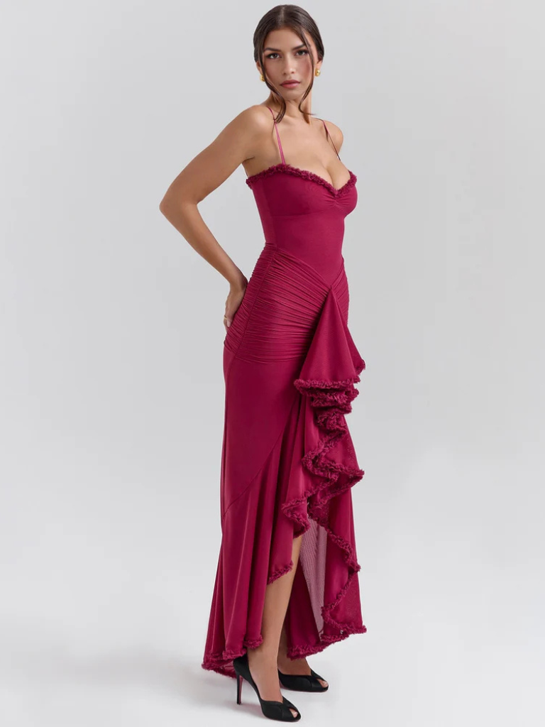 Vivienne | Vestido largo con volantes, detalles de encaje y abertura alta