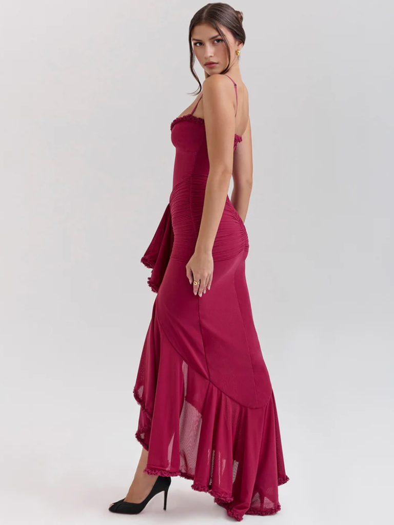 Vivienne | Vestido largo con volantes, detalles de encaje y abertura alta