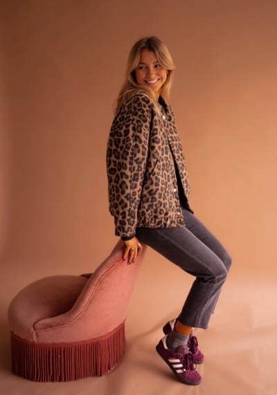 LEONA | La Chaqueta Bomber de Leopardo