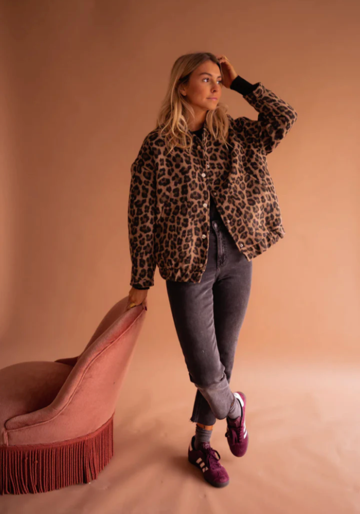LEONA | La Chaqueta Bomber de Leopardo