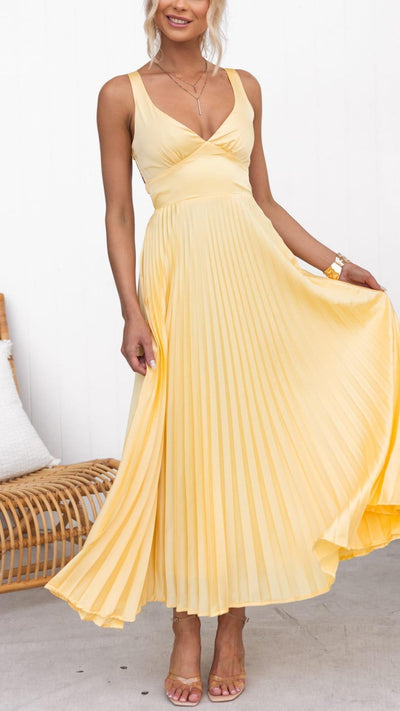 Lyze | Vestido Largo Amarillo con Pliegues y Escote en V